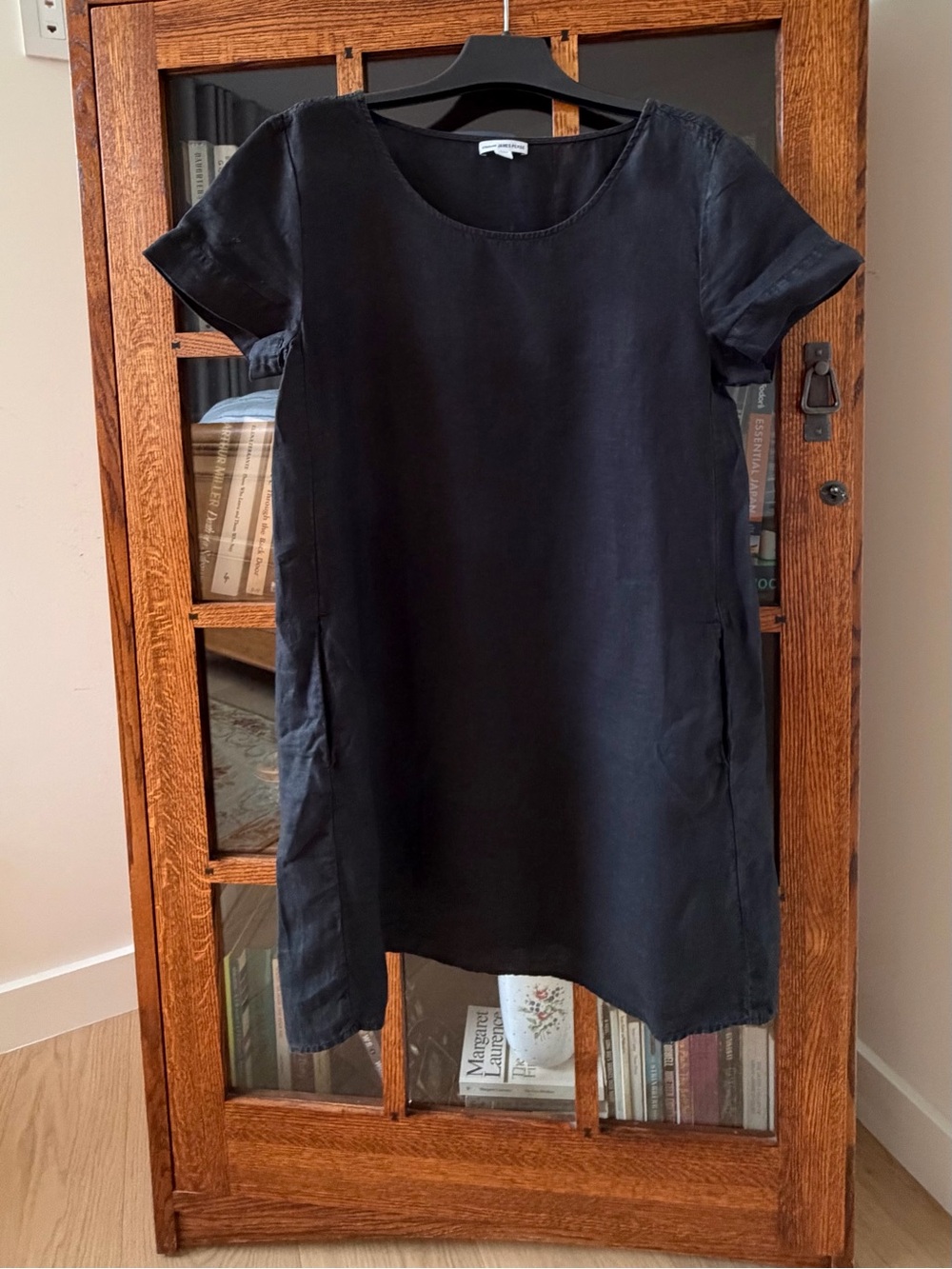 Women's Black Short-Sleeve Shift Dress